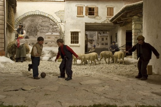 Foto 3 bambini che giocano a pallone